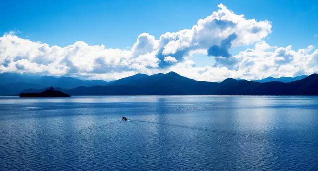泸沽湖｜一个美似天堂明珠的地方，一半在云南，一半在四川！